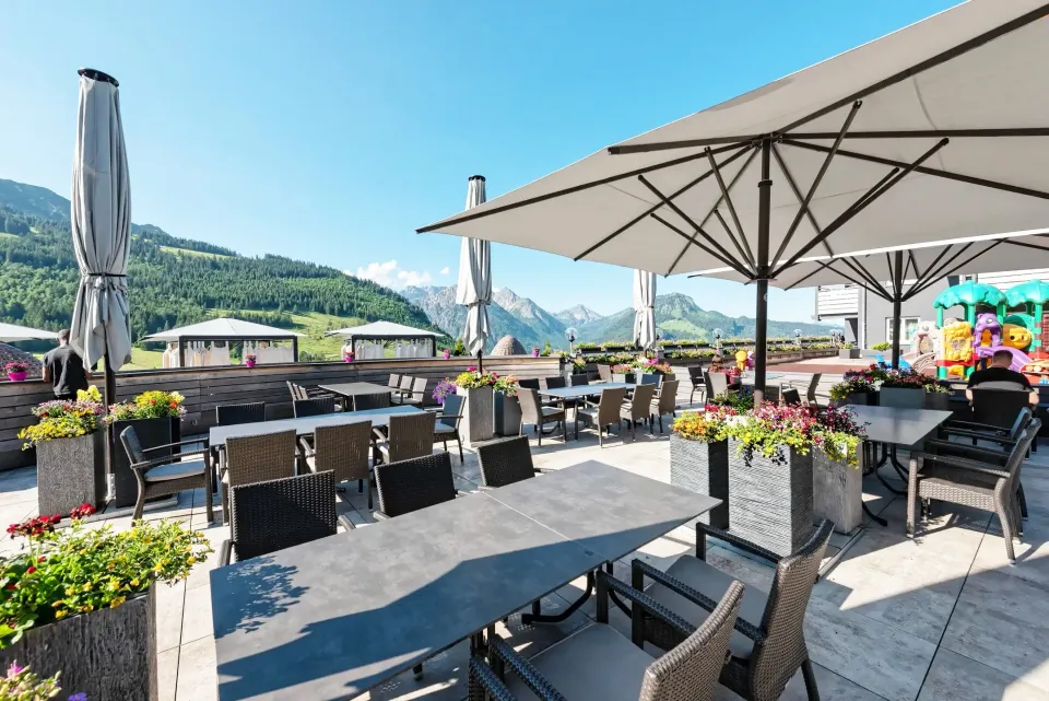 IPOMEA Großschirme über einer Terrasse vor Bergkulisse