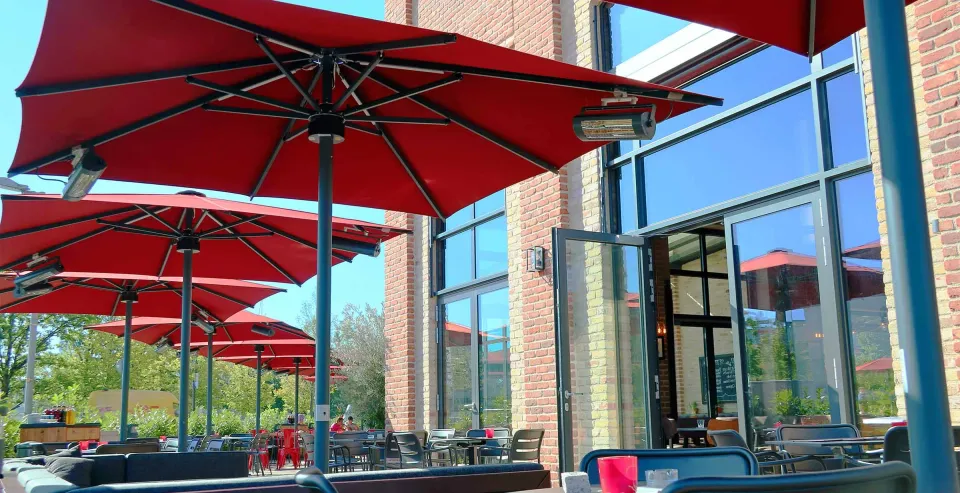 Gekoppelte IPOMEA Schirme im Restaurant-Außenbereich