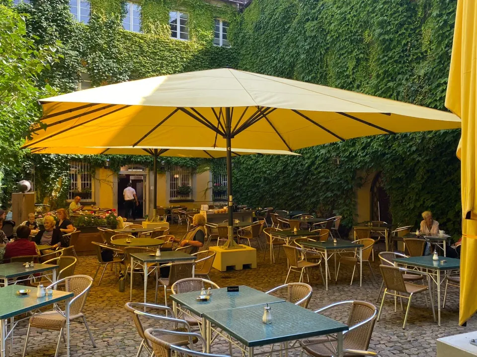 Quadratische IPOMEA Großschirme 6x6 m auf einer Hotelterrasse