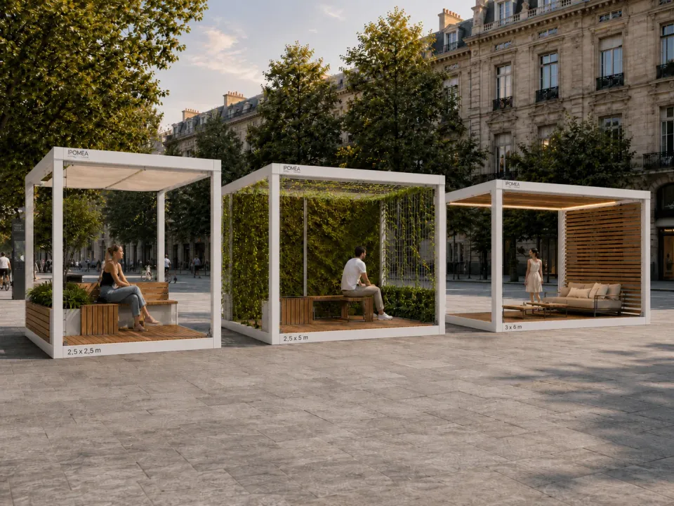 3D-Darstellung: drei Klimainsel-Module in den Größen 2,5 × 2,5 m, 2,5 × 5 m und 3 × 6 m nebeneinander auf einem Stadtplatz, darin Sitzende, Begrünung und Holzlamellen