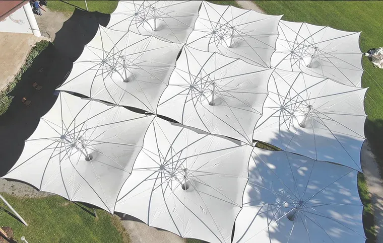 Höhenversetzt angeordnete Trichterschirme in der Luftaufnahme, die Membranen überlappen