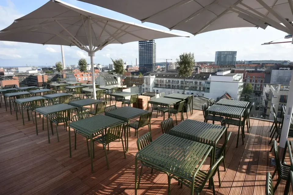 IPOMEA Großschirme auf einer urbanen Dachterrasse