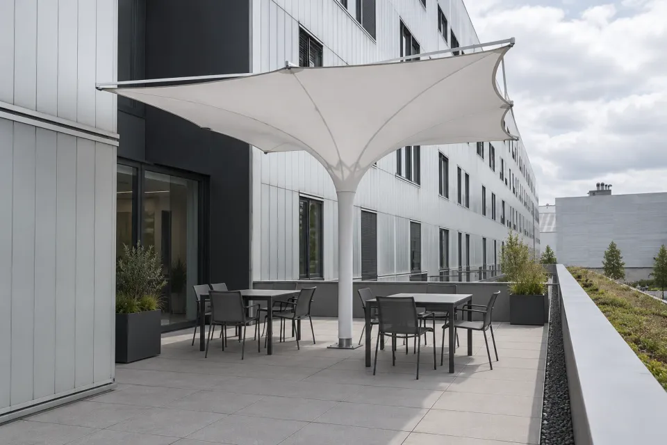 IPOMEA Tulip Trichterschirm über einer Firmen-Dachterrasse mit Tischen und Stühlen