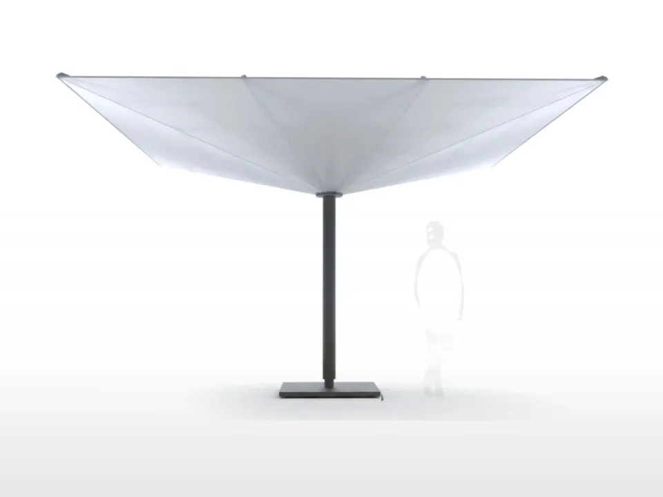 IPOMEA Prisma, Design-Sonnenschirm mit Pyramidenform, freigestellt im Studio