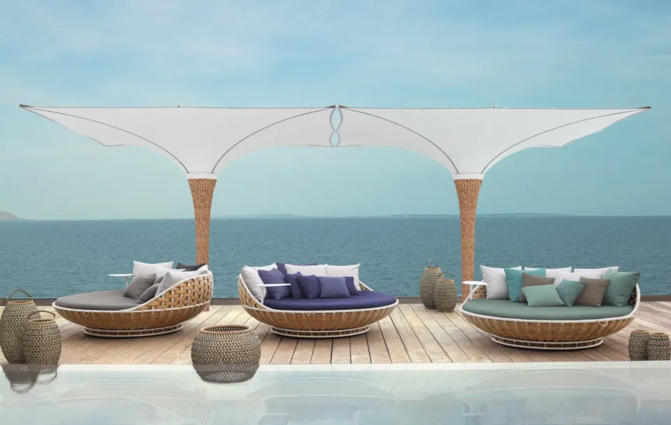 Zwei geöffnete IPOMEA Pro über einer Lounge am Meer