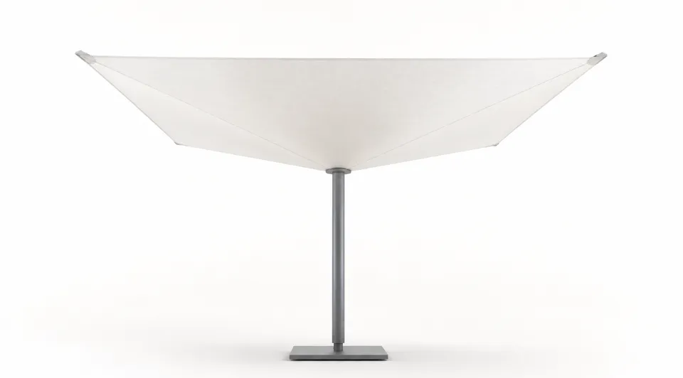 Faltbarer Prisma Designschirm mit weißer Membran, textilem Außenrand und schlankem Aluminiummast