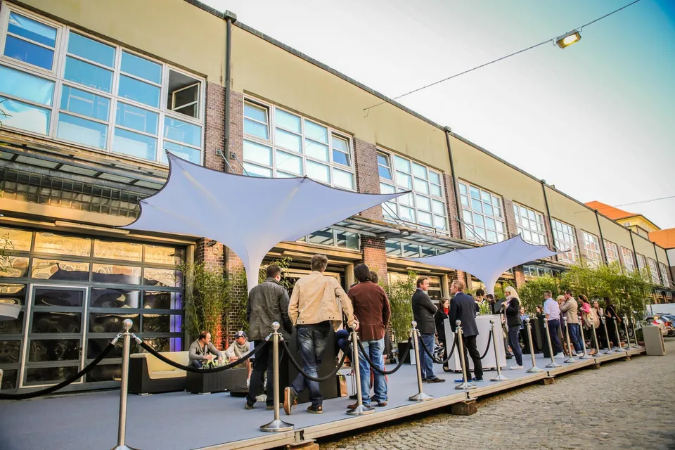 Firmenveranstaltungen mit Simplex-II-Eventschirmen