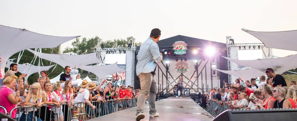 Bühne & Publikum mit Simplex-II-Eventschirmen