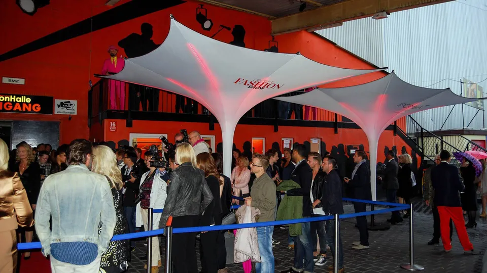 Messen & Markenauftritte mit Simplex-II-Eventschirmen