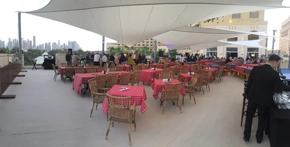 Ausgefahrenes Rollsegel über einer Terrasse bei Tag, der Windwächter fährt es bei Wind ein
