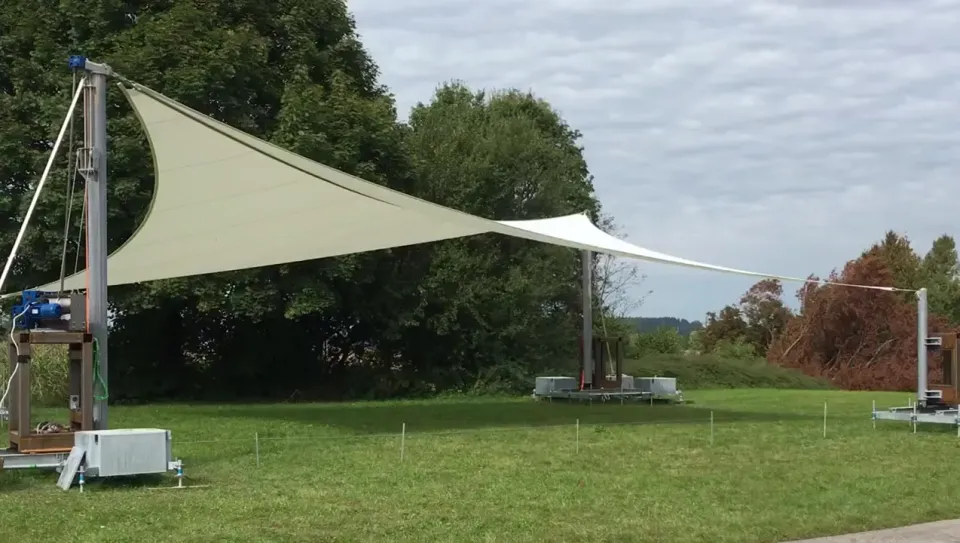 Probeaufbau eines Sonnensegels mit Masten und Seilwinde