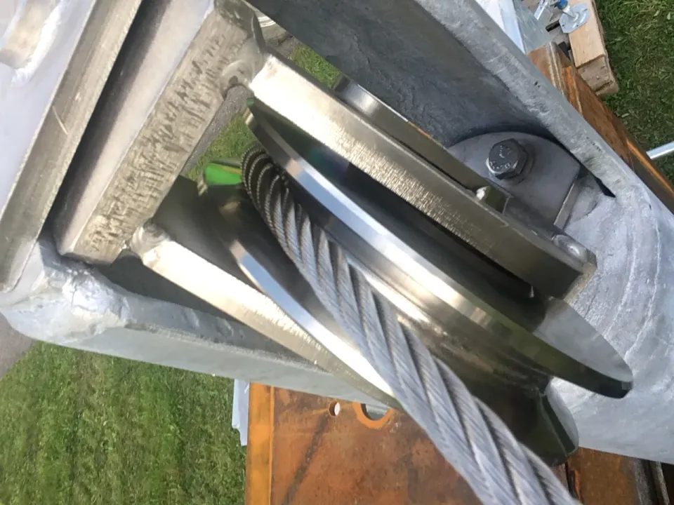 Seilrolle mit Drahtseil im Stahlgehäuse an einem Mast