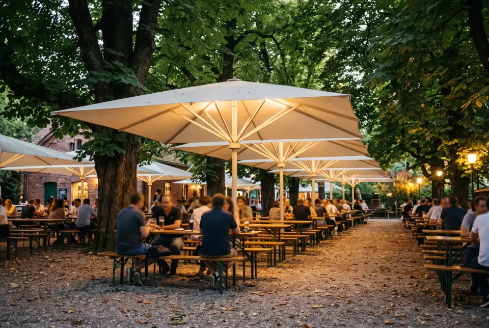 Biergarten unter Kastanien mit Kiesboden, Großschirme mit warmweißer Beleuchtung, Biertischgarnituren, Visualisierung