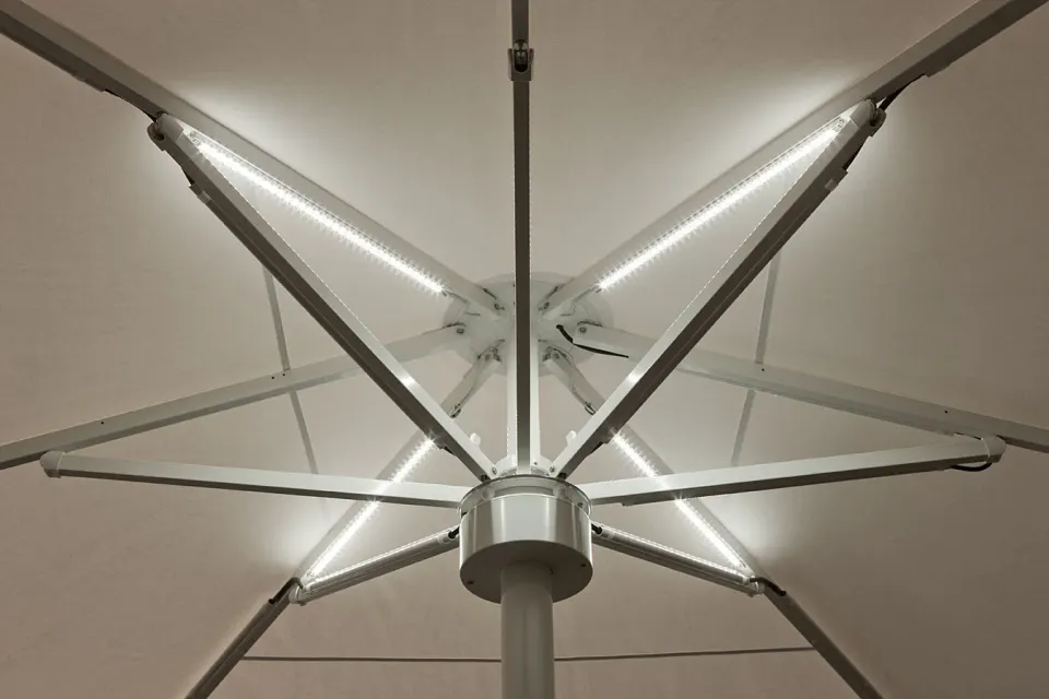 LED-Leisten an den Speichen eines Großschirms, Blick von unten bei eingeschaltetem Licht